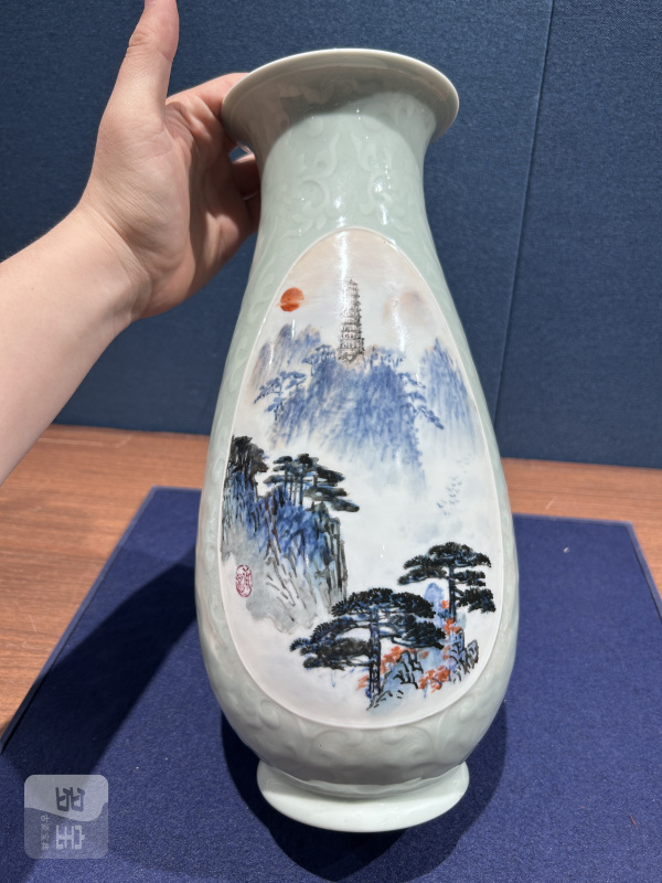 1960年作 王承显青釉开光青花斗彩山水图琵琶瓶 - 图4